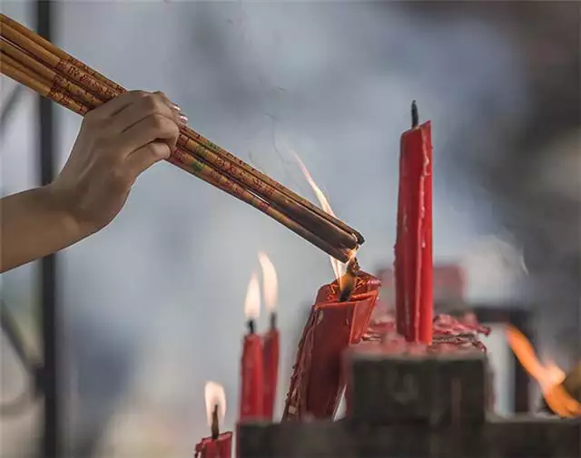 1、普通人烧香拜的正确姿势:拜与烧香的正确姿势与步骤