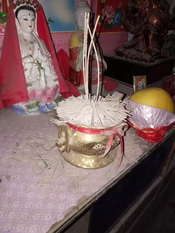 1、烧香图解大全香灰长而不落:烧香的时候中间一根香灰不落是什么情况