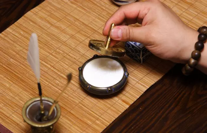 1、香灰朝哪个方向好:上香时香灰指向两个方向