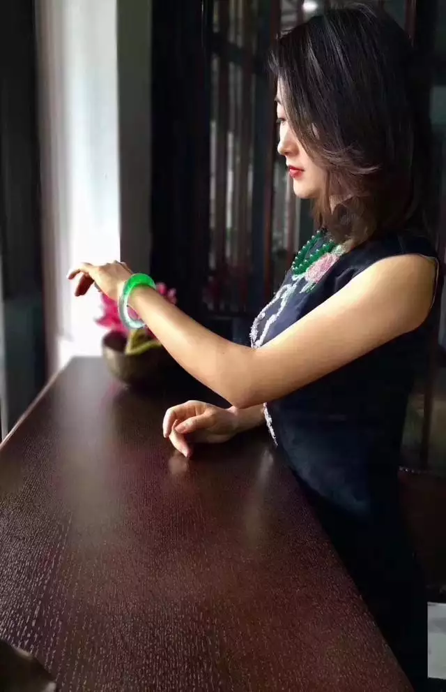 属龙的女人适合戴玉镯吗，属龙一生佩戴什么吊坠