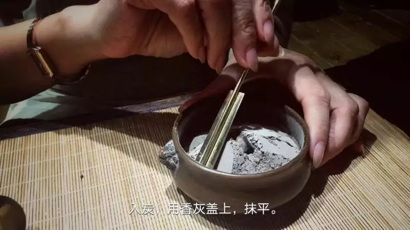 1、香灰烧成什么样是好香:香灰正常情况下是什么颜色的？