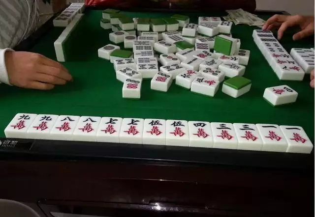 5、打麻将坐哪里能赢:我打麻将坐在那个方向能赢？