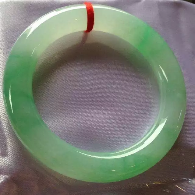 属龙的女人适合戴玉镯吗，属龙一生佩戴什么吊坠