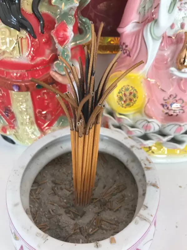 3、上香出現黑心香代表什麼意思:燒香的時候中間出現黑心是怎麼回事