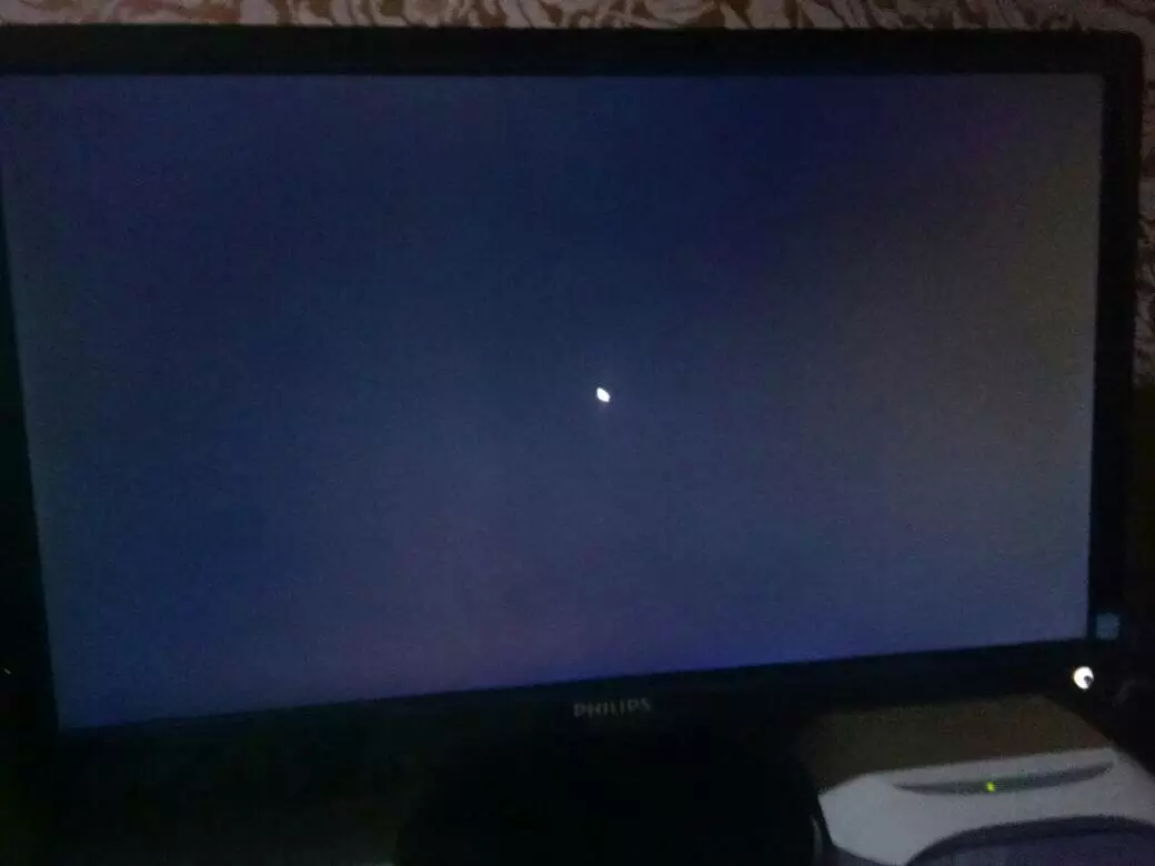 2、電視機開機三秒就黑屏自救方法:電視機開了一會就黑屏?