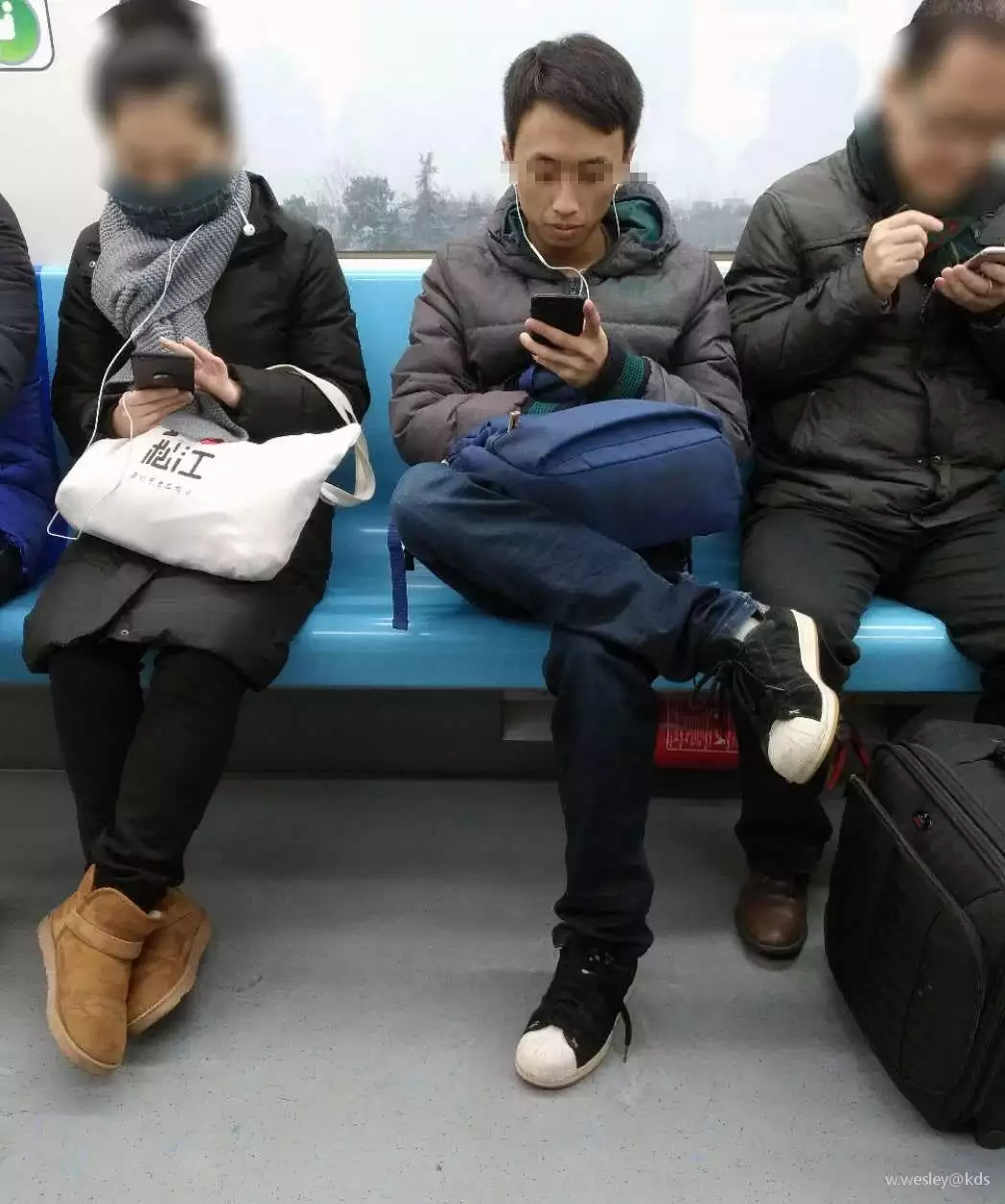 3、將恨的人名字寫在鞋底:用燒紙寫人名放鞋裡踩