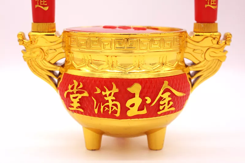 2、财神爷的香炉里面的香灰可以动吗:以前用的香灰在香炉里现在请的财神可以用吗？