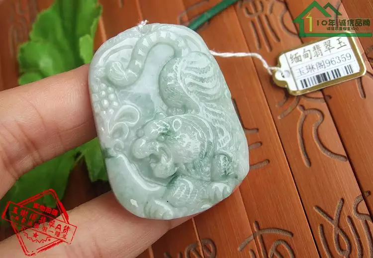 3、属虎戴什么玉佩最合适:属虎人最适合佩戴什么饰品