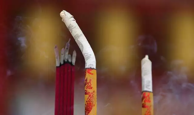 2、香灰掉在外面要怎么处理:香炉 外的香灰如何处理