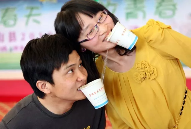 情侶之間玩的互動遊戲：情侶在現實中好玩的小遊戲！