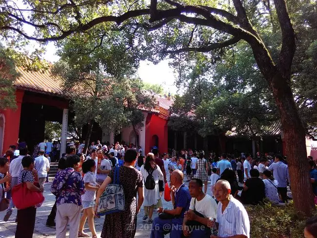 2、烧香拜哪里最灵:哪里拜烧香会一点