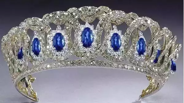 1、十二星座的和礼服:十二星座的法礼服都是什么?