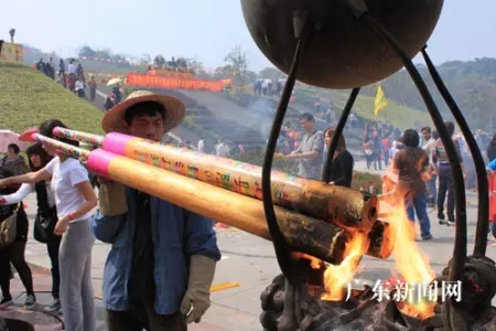 1、烧香香灰搭桥形状图解:给上香后右侧两根香灰搭桥了表示什么意思？