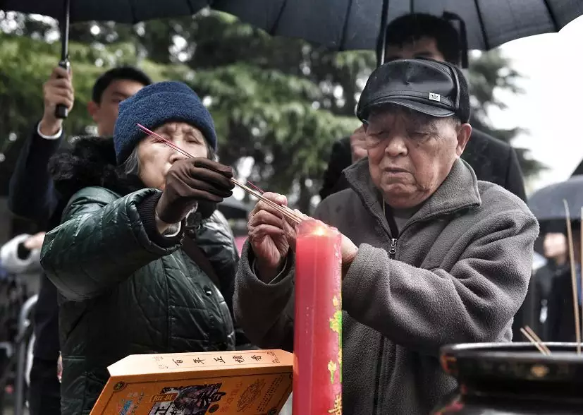 2、给长辈上香的正确方法:给去世的人上香步骤