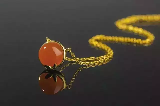 属狗的人适合佩戴什么吊坠，属狗佩戴什么转运招财