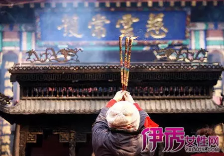 1、在家怎么烧香拜的讲究:在家怎样烧香拜的讲究