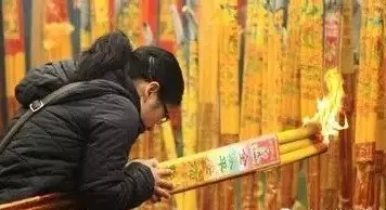 2、在家给上香怎样看香头:如何正确给上香