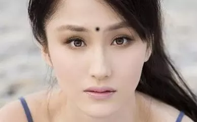 4、一次意外把人中撞破了 当时没缝针 后来好了后就留了道不深不浅的疤痕 不去强制撑开开的不是蛮明显