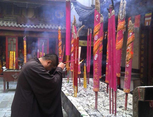 2、正确烧香拜的步骤:正确的上香方法