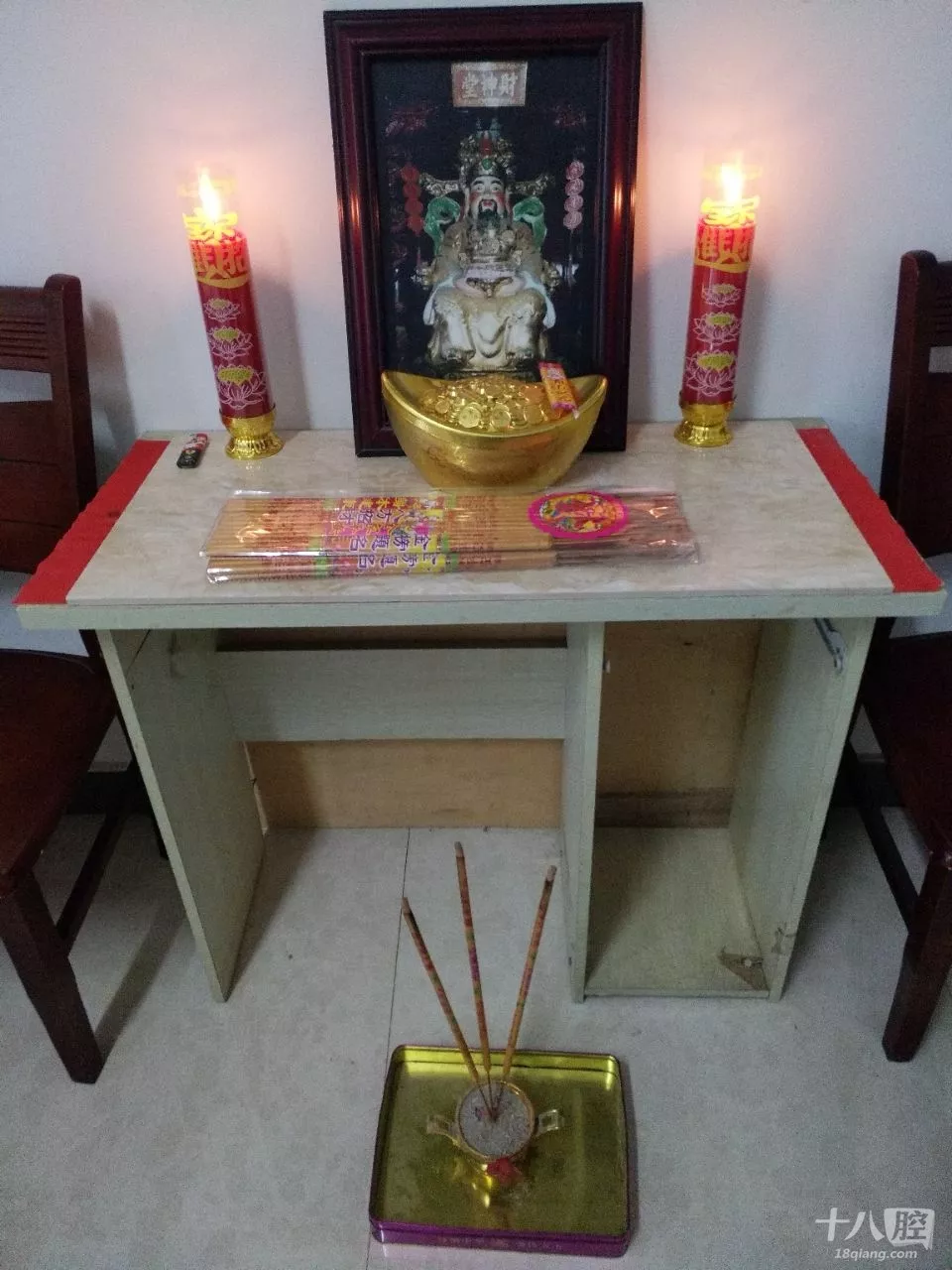 2、财神爷挂在家里什么位置:财神爷和摆放在房间什么位置好