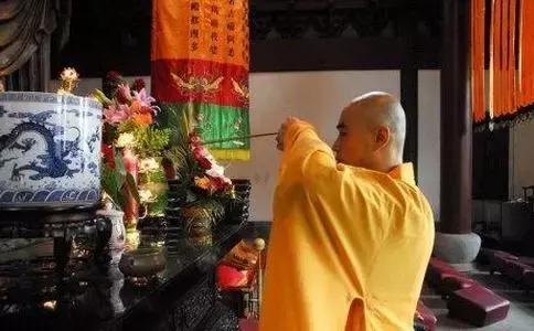 2、上香怎么插正确方法:祖先的正确的上香方法