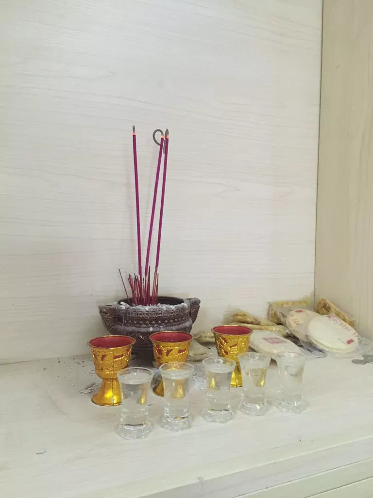 2、烧完香后形状的寓意:烧完香后蝴蝶落到了身上停留了一会儿,有什么特别的寓意?