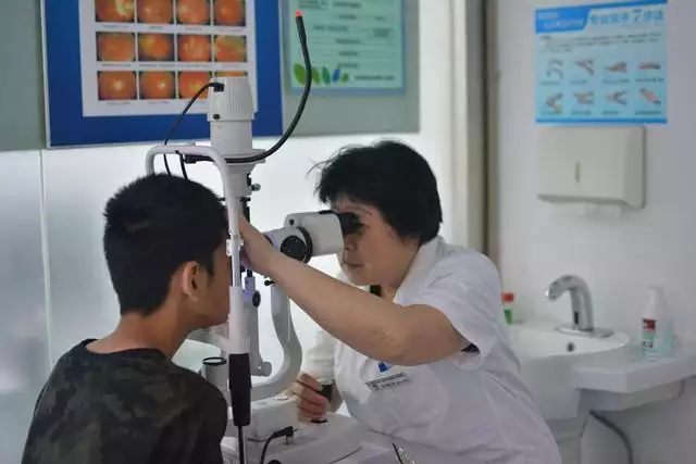 年齡與視力對照表，小孩眼睛4748算不算近視