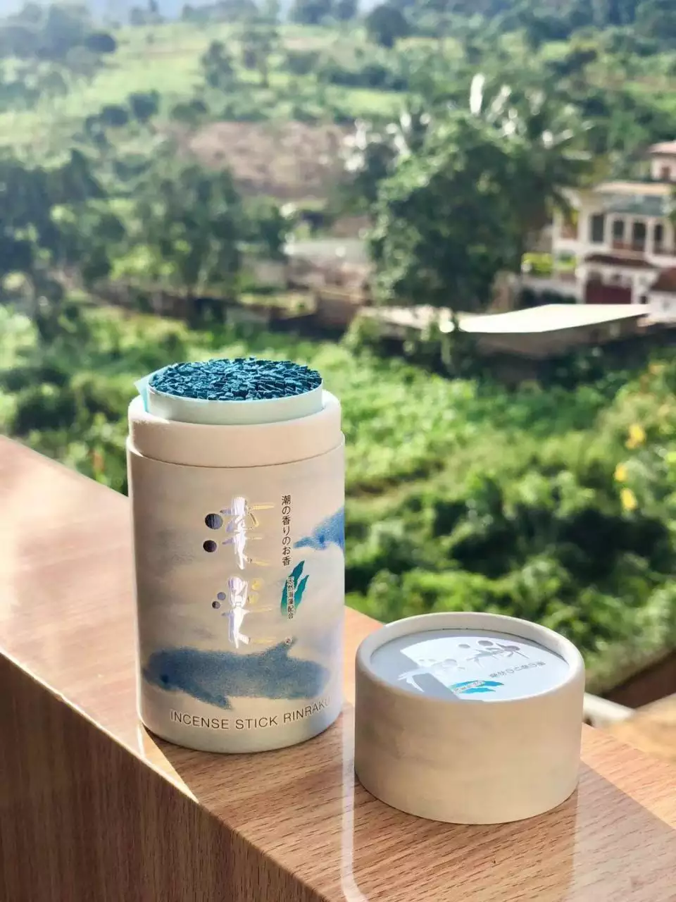 2、整把香中间一根发黑不落:我上祖香中间一根一直高高黑香灰不落是怎么回事啊?