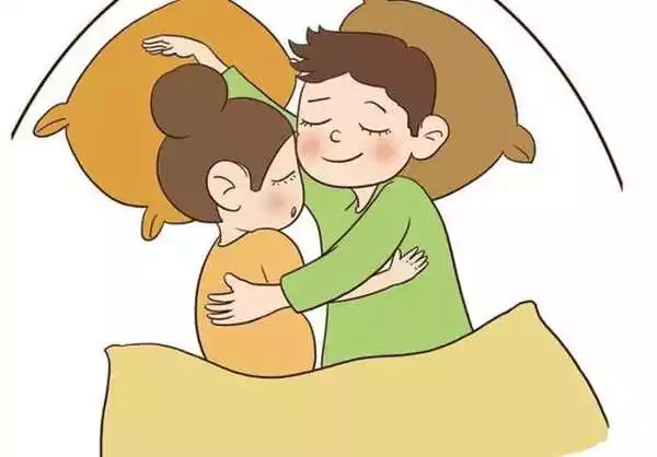情侣拥抱睡觉的图片