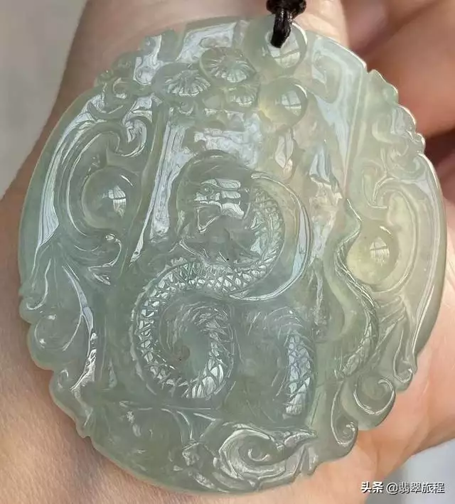 属马的戴什么翡翠挂件好，属马佩戴玉什么图案