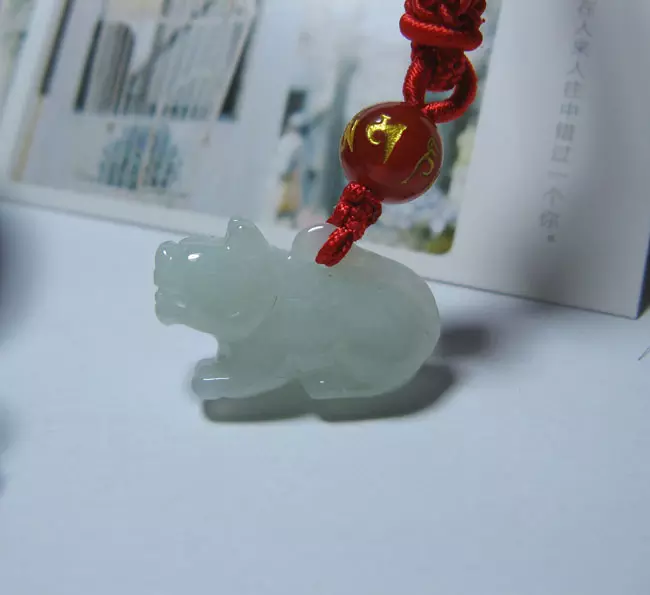 1、属虎的人戴什么玉佩好:属虎人最适合佩戴什么饰品