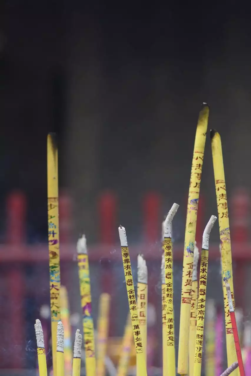 1、整把香烧香图解大全:烧香图解