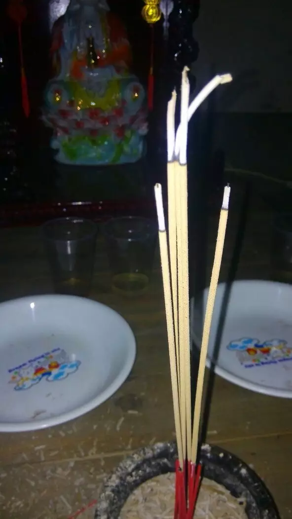 4、烧香要烧到什么程度看才可以:烧香到什么时候看香普?