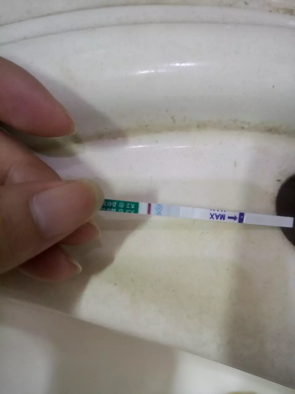 4、到**第十**驗孕棒測一條杠，第十二天出現弱陽，並感覺**一點點的褐色液體。懷孕了嗎