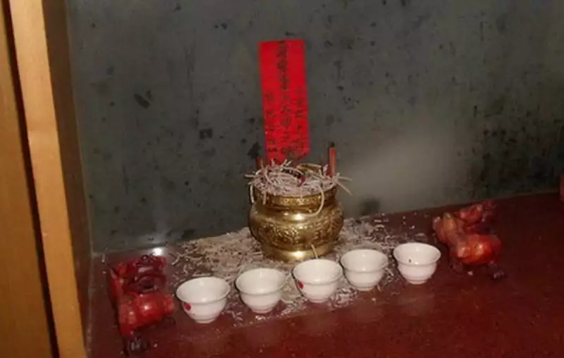 2、三根香落香灰的说法:烧三柱香香灰先落哪个好