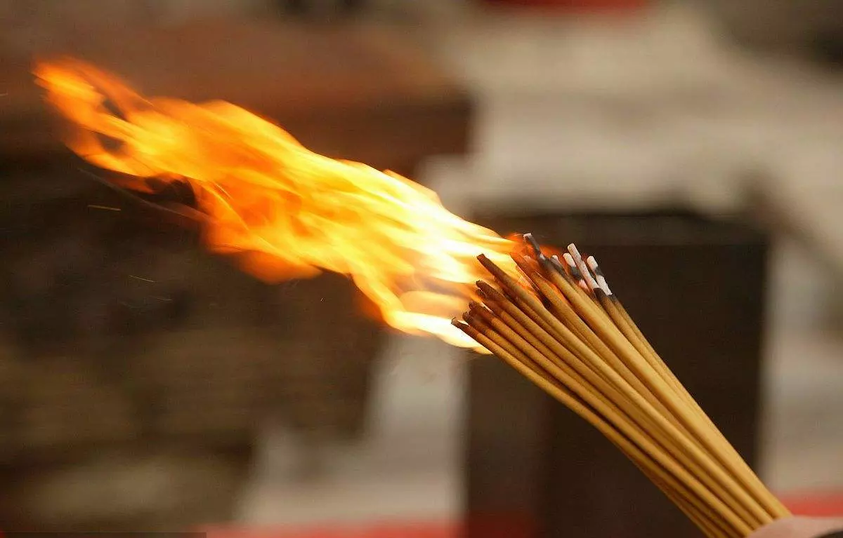 10、三根香左边一根灭了什么意思:烧香拜时三支香有一支灭了