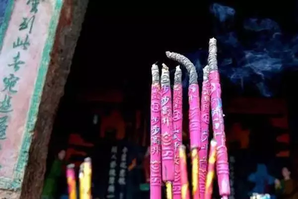 1、烧香中间两根黑怎么回事:我烧香烧一把中间却有两根黑的请问什么意思啊