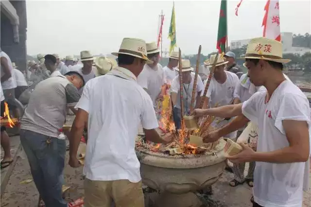 6、成捆的香火怎么看好坏图片:怎样看香火测吉凶