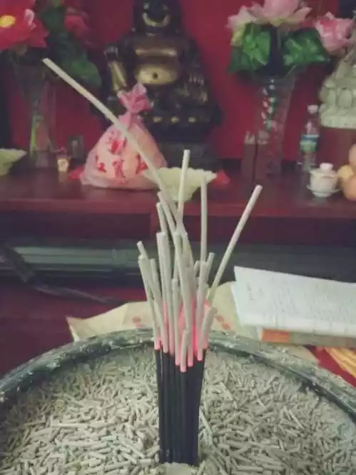 1、如何看香头三根香图解财神:烧香为什么要烧三柱,三柱香又分别代表什么?