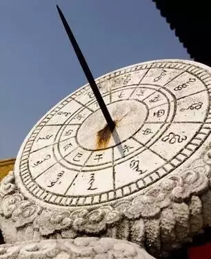 1、三根香中间香灰细如针，长长的往一边歪也不掉，偶尔太长了还会打成卷！有何寓意？希望懂得朋友指点！