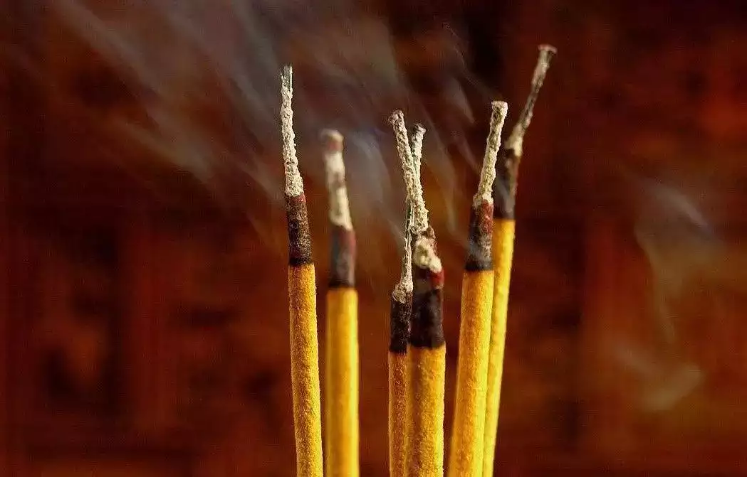 5、家里上香的正确方法:上香的方法