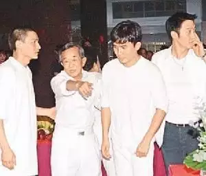 2、白龍王說張國榮前世:張國榮跳樓前一個月求見白龍王被拒，這是否導致了一個月後的？