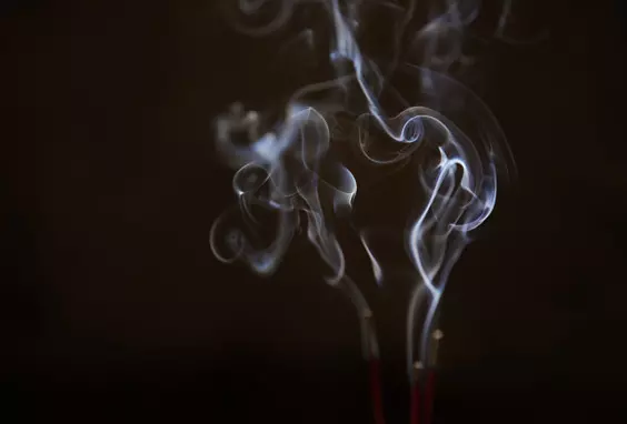 7、三支烟看吉凶倒了两支:朋友手里递来了三根烟，我应该接哪根？前中后三个选择