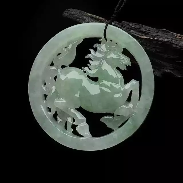 属虎的女人适合戴玉镯吗,火命的人适合带玉器吗