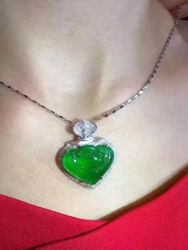 属龙的女人适合戴玉镯吗，属龙一生佩戴什么吊坠
