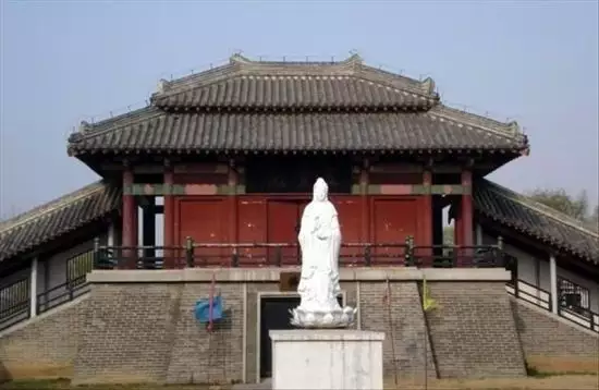 有一对情侣去海边！女孩不慎落水，当男孩发现女孩不见得时候，下海去寻找女孩！但是没有找到女孩！男孩伤