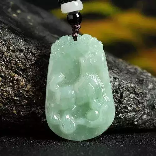 属虎的女人适合戴玉镯吗,火命的人适合带玉器吗