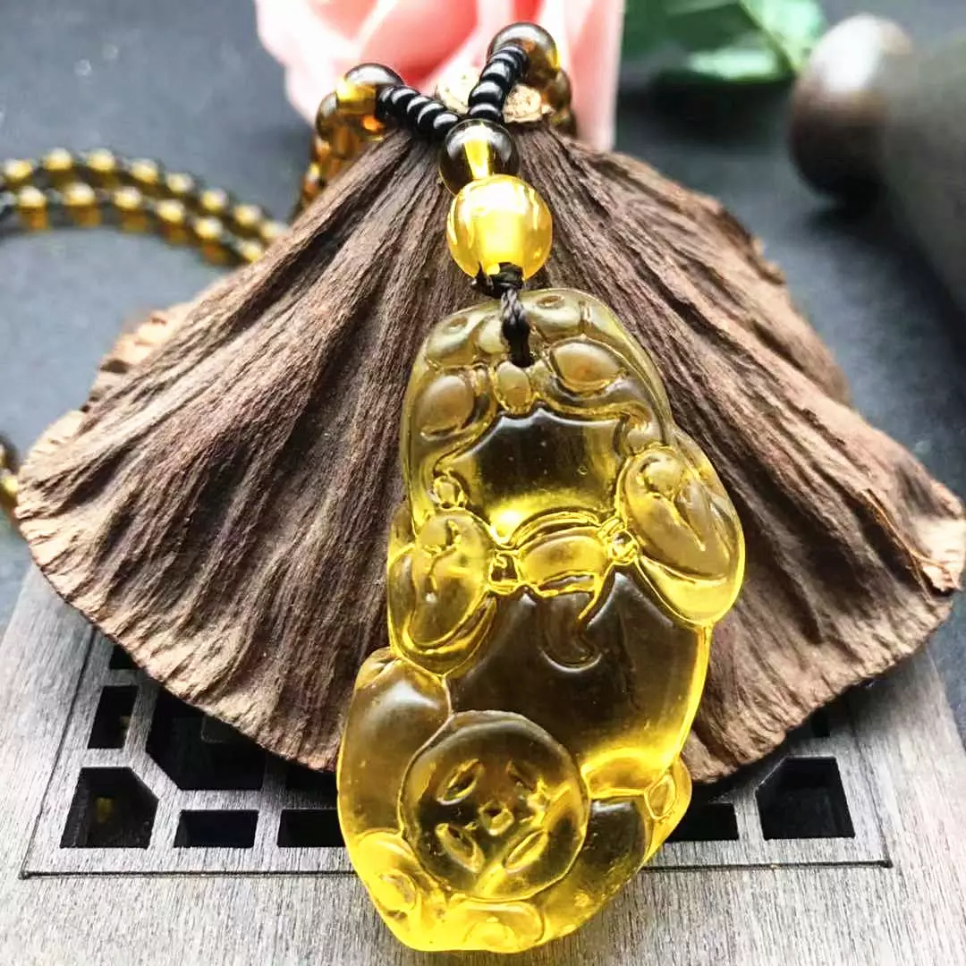 1、属虎的人能不能佩戴貔貅吊坠:请问属虎的人能带貔貅吗