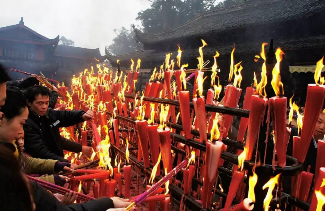 7、别人在我家门口的神位牌上了三只香是什么意思？中午出门发现神位牌上有三只来路不明的香，没有香骨插头那