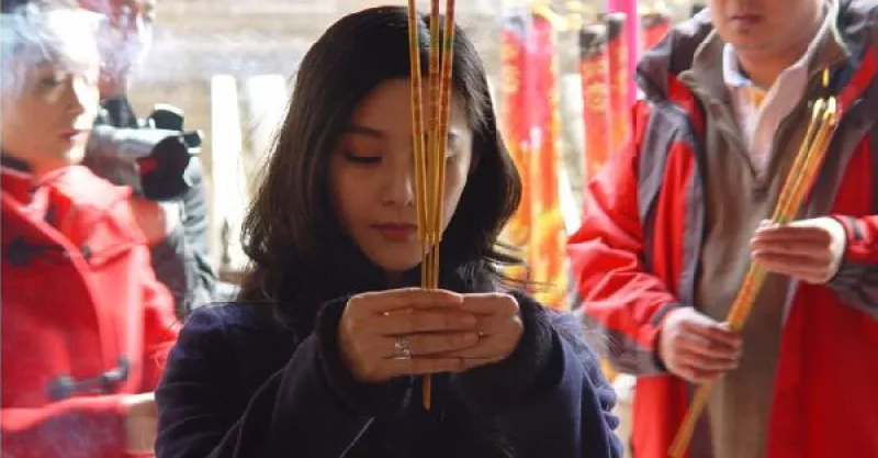 1、烧一整把香的图解:烧香香灰形状向花一样